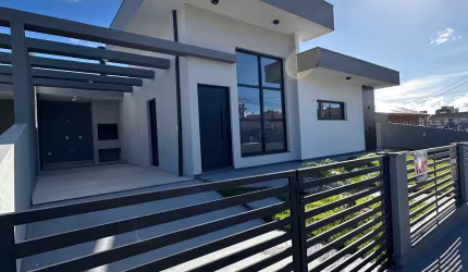 Casa com três quartos sendo um suíte em São José