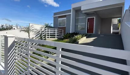 Casa com três quartos sendo 1 suíte São José SC