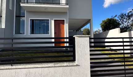 SOBRADO COM TRÊS QUARTOS SENDO 1 SUÍTE