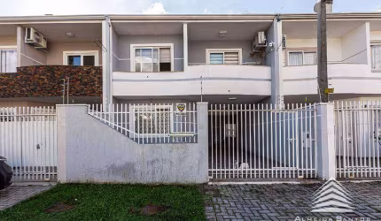 Sobrado a venda no Cajuru, 3 dormitórios, 2 vagas de garagem, churrasqueira, armários planejados