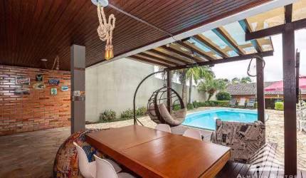 Casa a venda com piscina, 4 dormitórios, 3 suítes, 4 vagas de garagem,