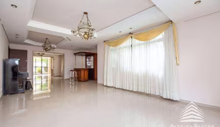 Casa em condomínio no Bigorrilho 5 quartos, suíte master com hidromassagem, espaço gourmet, lareira, cozinha integrada e fácil acesso ao comércio.