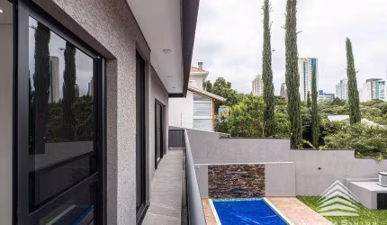 Casa a venda no Ecoville, 3 suítes, 4 vagas de garagem, com piscina aquecida e espaço gourmet com churrasqueira