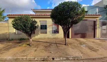 Sobrado 03 quartos em 360m² de terreno, a venda, próximo a Chácara Cachoeira!