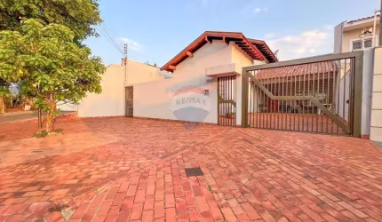Casa Térrea com 260m² de construção e 600m² de Terreno com 2 suítes sendo uma com hidromassagem