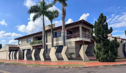 Sobrado de esquina a venda no Carandá Bosque com terreno de 862,23m² e com 691,46m² de área construída 4 suítes e um quarto para funcionário .