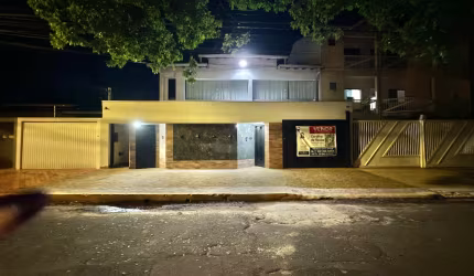 Casa em frente à praça Bosque da Paz