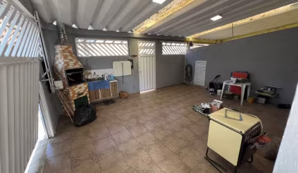 Casa Térrea para Locação em São Vicente, Vila São Jorge, 2 dormitórios, 2 banheiros, 2 vagas