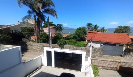 Linda casa: 2 suítes, 1 BWC social, 2 vagas