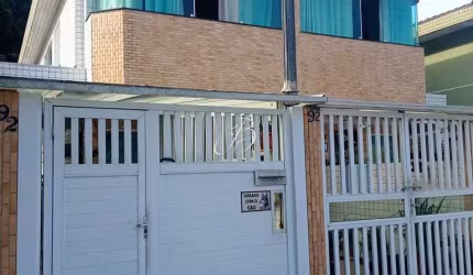 Casa sobreposta baixa de 03 dormitórios a venda em Santos na Vila Belmiro.