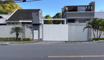 Cada linda em condomínio fechado