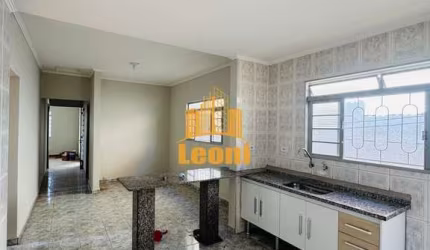 Casa 3 quartos com sala de jantar/cozinha além de um grande terreno