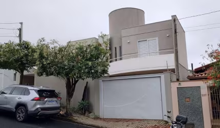 Sobrado com belíssima arquitetura, 3 quartos, 1 suíte, piscina e academia