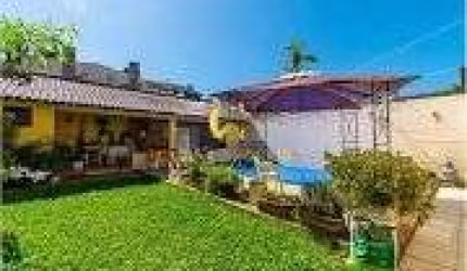 Casa com 5 quartos, 3 suítes e 360m² com piscina no Portal do Guarujá.
