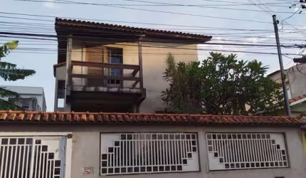 Sobrado com 3 Quartos e 2 banheiros à Venda, 190 m² por R$ 650.000   Zona Leste
