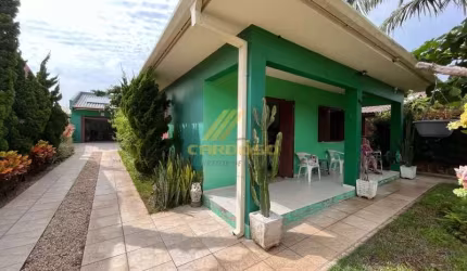 Ampla casa, toda de laje em bairro de moradores.