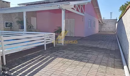 Casa com lareira e piscina