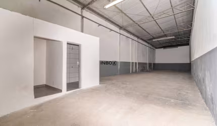 Depósito amplo de 182m², pé-direito alto e 3 vagas