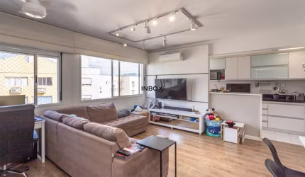 INBOX CIA IMOBILIARIA VENDE Excelente apto semi mobiliado, em andar alto, com 2 dormitórios no bairro Santo Antônio em Porto Alegre