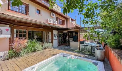 INBOX CIA IMOBILIARIA VENDE ótima casa em condomínio, para quem busca segurança, tranquilidade, alto padrão construtivo e muito espaço.