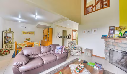 Ampla Casa Residencial / Comercial, semi mobiliada, muito arejada, com 3 dormitório e até 5 vagas no Jardim do Salso!