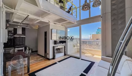 Loft com pé direito duplo na Padre Chagas. 100% mobiliado, living com lareira, sacada e duas vagas.
