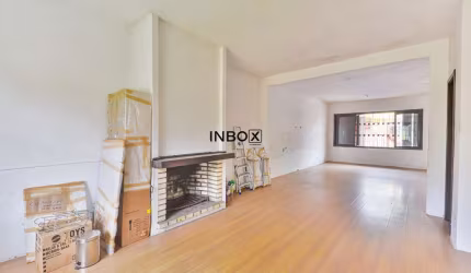 Ótima casa com 450 m² privativos, em terreno plano, semi mobiliada, com 4 dormitórios, para Locação e venda.