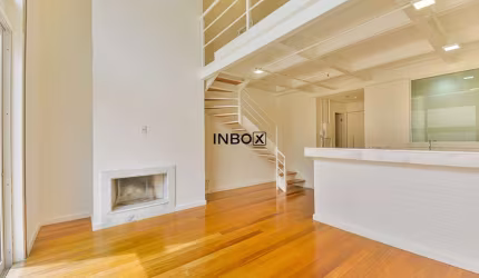 Loft duplex com pé direito duplo na Padre Chagas, bairro Moinhos de Vento em Porto Alegre/RS.