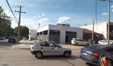 Loja comercial de esquina com estacionamento para 12 carros