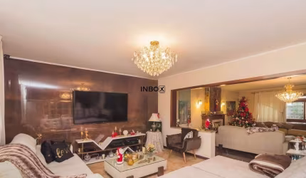 Ampla Casa com 3 Dormitórios e Suíte e 2 Vagas