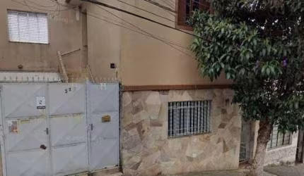 Terreno com 3 casas. Ótimo para renda!