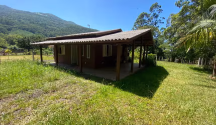 Casa à venda na Estrada geral três cachoeiras, Zona Rural, Três Cachoeiras por R$ 180.000