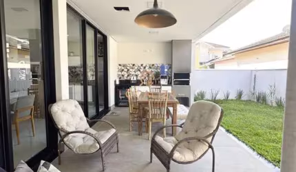 Imperdível Casa à Venda em São José dos Campos-SP, Urbanova I: 4 quartos, 4 suítes, 2 salas, 2 vagas, 251m².