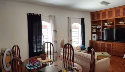 Casa térrea no Jardim Motorama, lote com 250 m² área, com 03 dormitórios, sendo 01 suíte.