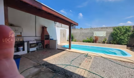 Imperdível oportunidade: Casa à venda em Jacareí-SP, Jardim Leblon. 3 quartos, 2 salas, 2 banheiros, 4 vagas de garagem, 120m².