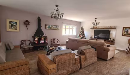 Imperdível Casa à Venda em São José dos Campos-SP  4 Quartos, 1 Suíte, 4 Salas, 4 Banheiros e 4 Vagas de Garagem  280,00 m².