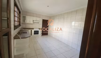 Casa à venda no Centro de Taubaté-SP: 2 quartos, 1 sala, 1 banheiro, 2 vagas de garagem, 113m² de área.