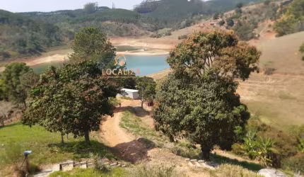 Chácara à venda em Santa Branca-SP:  Duas Casas- total 04quartos, 1 salas, 2 banheiro, 6 vagas de garagem, 210m² C, 4000m² T. Poço semi-artesiano