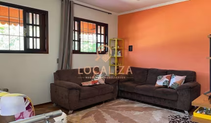 Casa Sobrado no Jardim Satélite com 4 dormitórios com 1 suite e Edícula e 245m²São José dos Campos