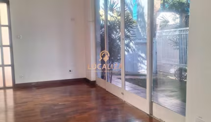 Casa comercial para locação em São José dos Campos-SP, bairro Jardim Esplanada II, com 10 salas, 3 banheiros e 4 vagas.