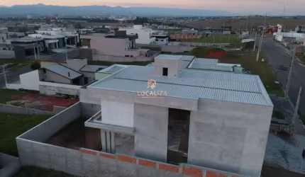 Casa de alto padrão em condomínio no Santa Mônica, Caçapava-SP: 3 quartos, 1 suíte, 2 salas, 2 banheiros, 4 vagas de garagem, 241m².