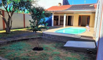 Casa à venda em Jacareí-SP no Jardim Terras de São João: 4 quartos, 3 suítes, 2 salas, 5 banheiros, 2 vagas, 180 m². Venha conferir!