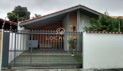 Excelente casa com piscina / Jardim das Industrias / 04 dormitórios sendo 1 suíte / 96 m² de construção / 280 m² de terreno / São José dos Campos