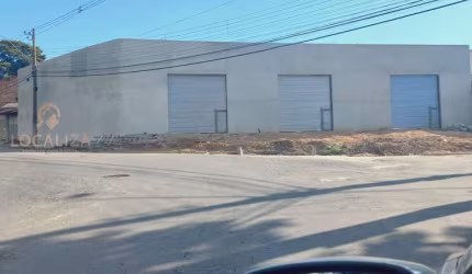 Excelente oportunidade de locação: Galpão Comercial de 99m² em Jacareí-SP, Jd. Santo Antônio da Boa Vista. 1 banheiro, 2 vagas.