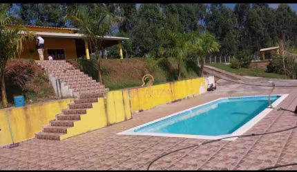 Chácara à venda em Santa Isabel-SP: 2 quartos, 1 suite, 2 salas, 2 banheiros, 5 vagas e 100m² de área. Aproveite!