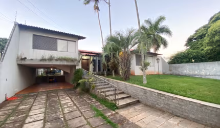 Casa com arquitetura brasileira à venda na zona 04 de Maringá Pr.