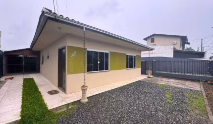 Casa com 03 quartos para alugar no Iririú em Joinville