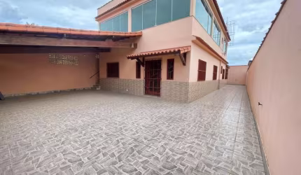 Oportunidade Ampla Casa com 3 Quartos, Suíte e Excelente Terraço