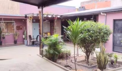 Casa com quintal, 2 quartos, próximo Park Shopping