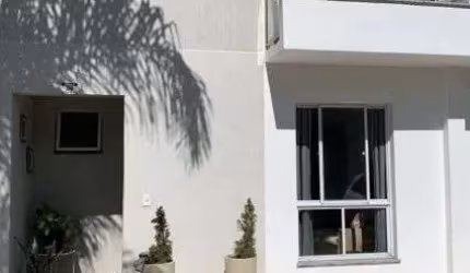 Casa em codomínio 3 quartos, próximo a estrada da Cachamorra